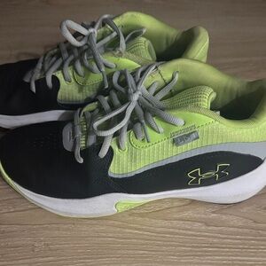 Youth Black and Green Under Armour basketball Shoes 7Y